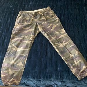 GAP Men’s Camo Jogger Pants